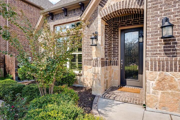 Property Photo: 437 Middleton Drive TX 76262