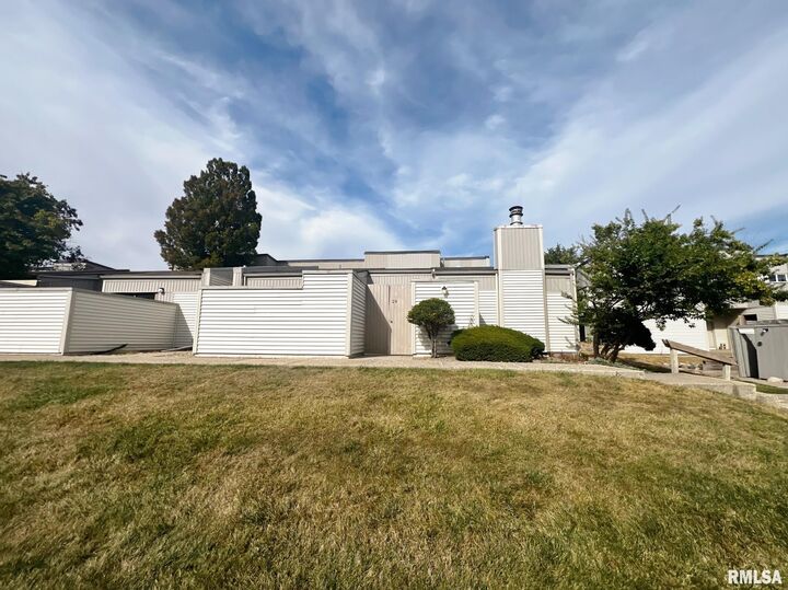 Property Photo:  6831 N Frostwood Parkway 19  IL 61615 