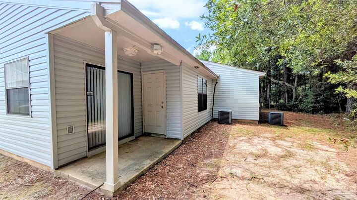 Property Photo: 8264 Continental Ct FL 32506