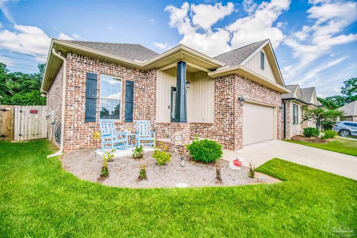 Property Photo: 4745 Sago Palm Cir FL 32571