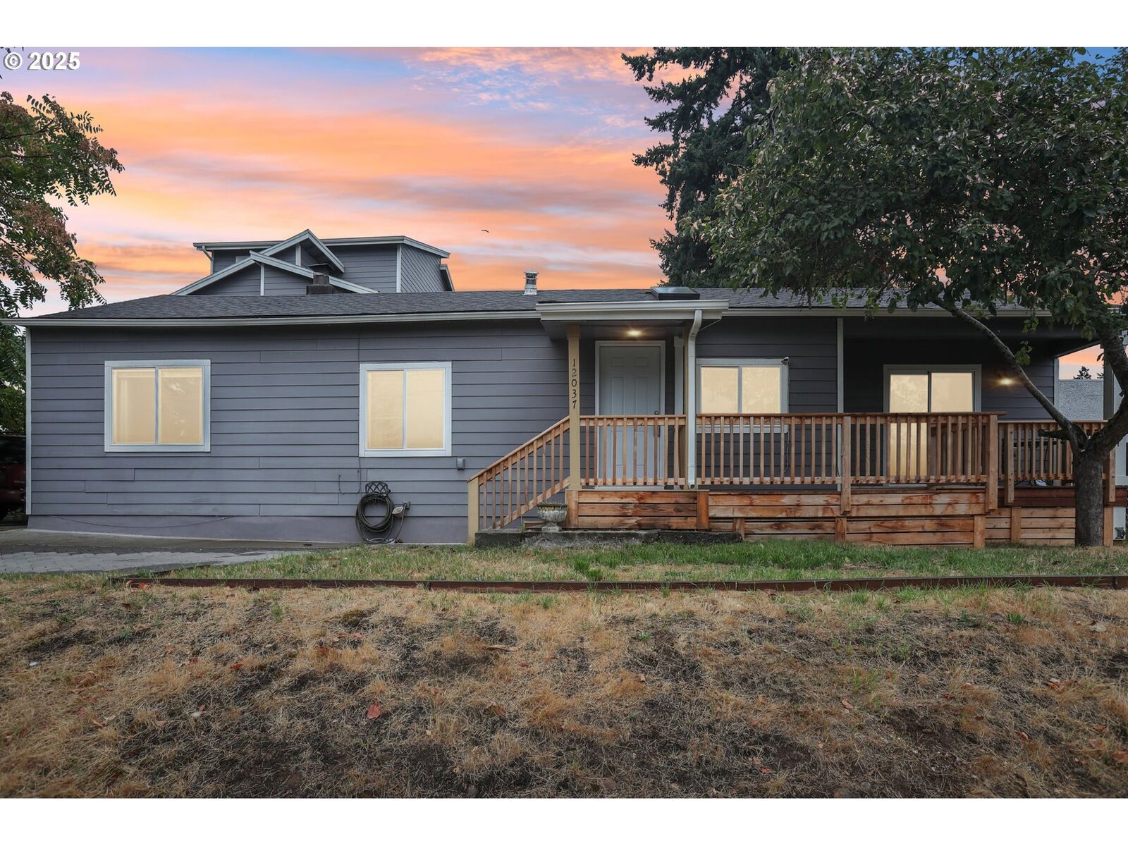 Property Photo: 12037 SE Mill Ct OR 97216