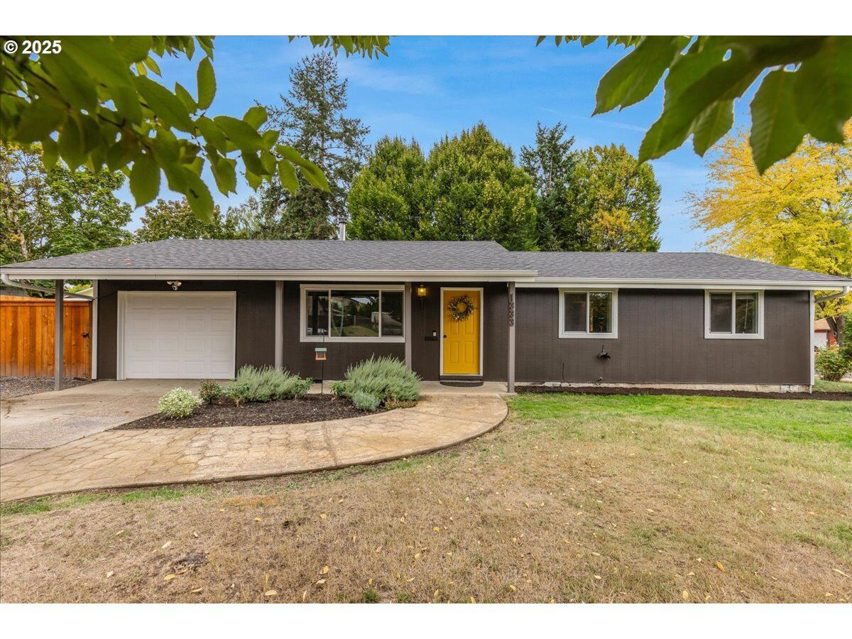 Property Photo:  1333 N Adams St  OR 97127 