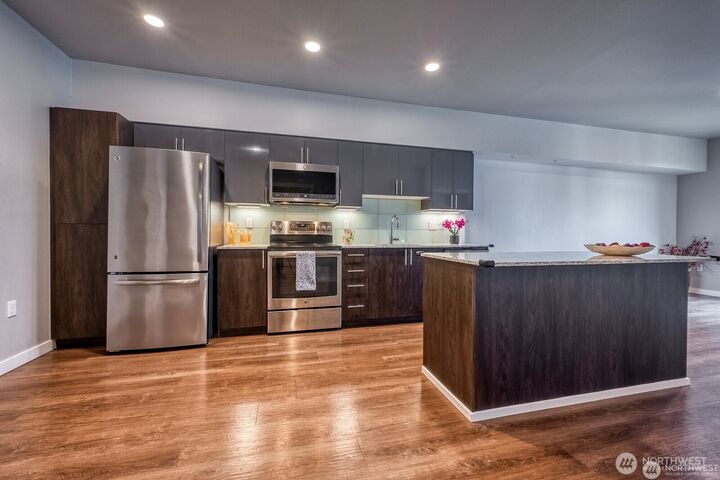 Property Photo:  1085  103rd Avenue NE 526  WA 98004 