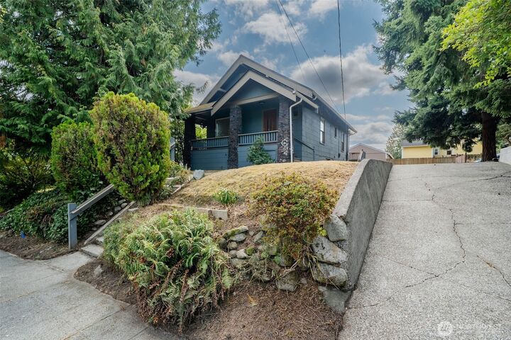 Property Photo:  329 NE 51st Street  WA 98105 