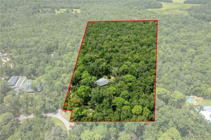 Property Photo: 22347 Golden Retriever Lane FL 34601