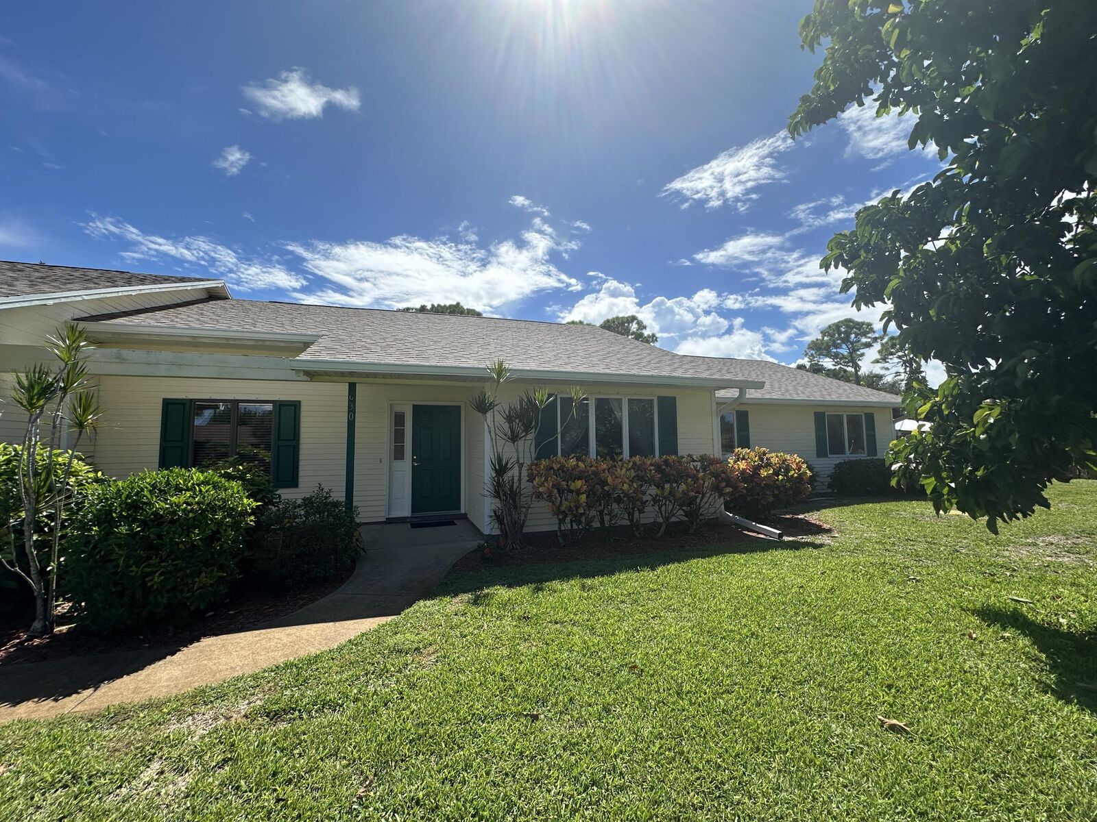 Property Photo:  630 NE Town Terrace  FL 34957 