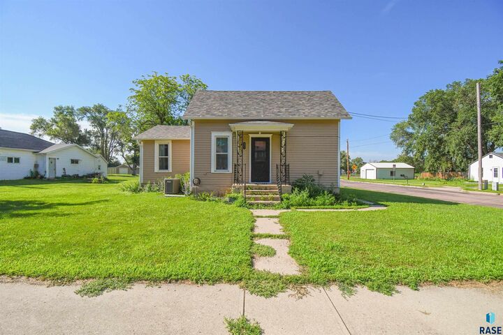 Property Photo: 421 W 7th St SD 57013