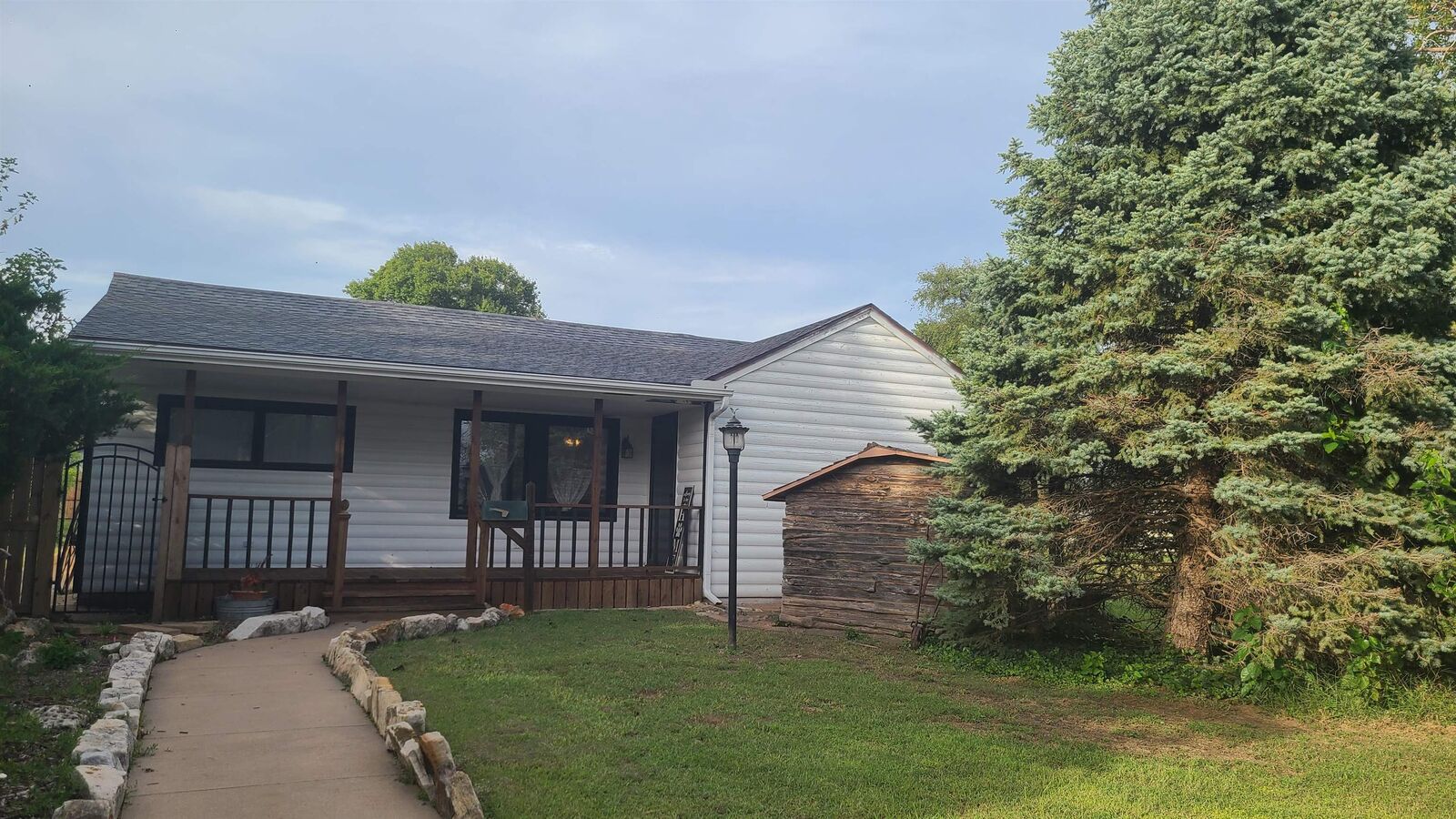 Property Photo:  615 W 18th St  KS 67152