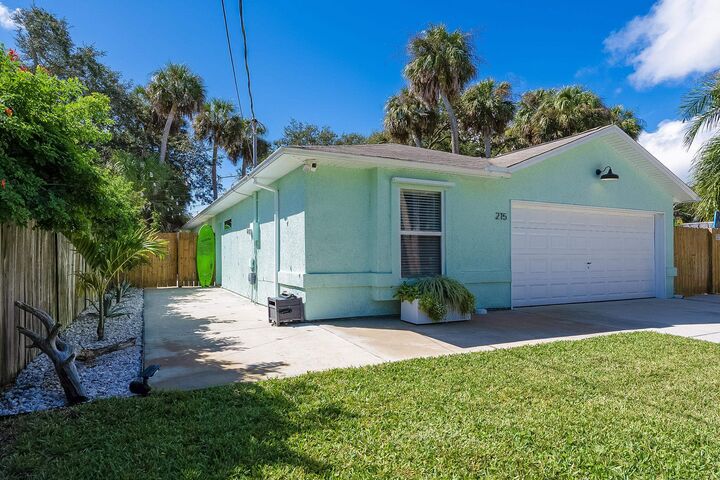 Property Photo:  215 4th St  FL 32080 