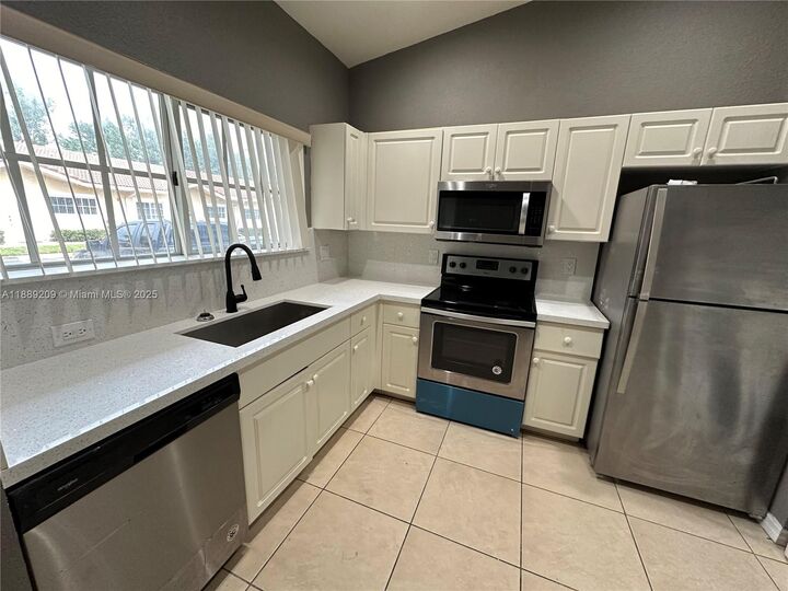 Property Photo:  3944 SW 48th Ave  FL 33023 