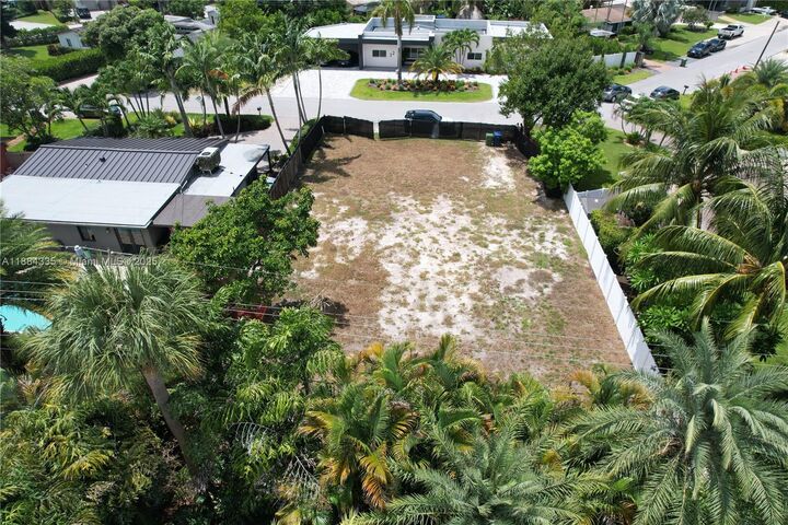 Property Photo:  43 NE 26th Ct  FL 33334 