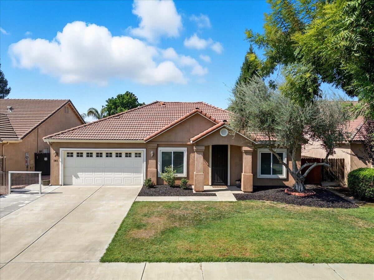 Property Photo: 141 N Boise Court CA 93291