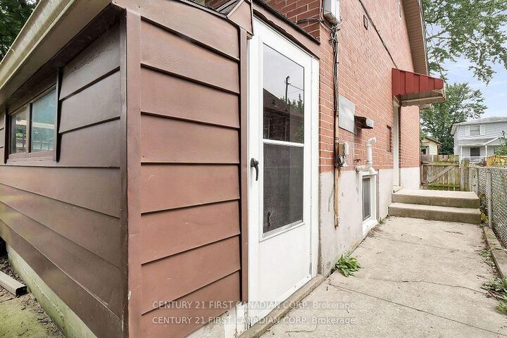 Property Photo: 454 Salisbury Street Lower ON N5Y 3B2