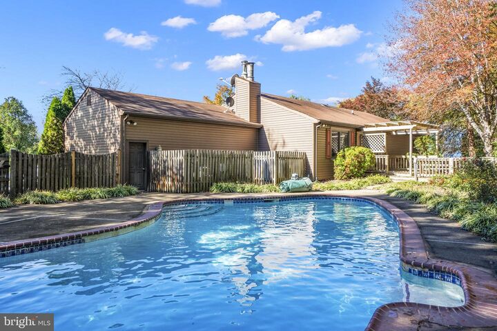 Property Photo: 7213 N Starcrest Drive VA 20187