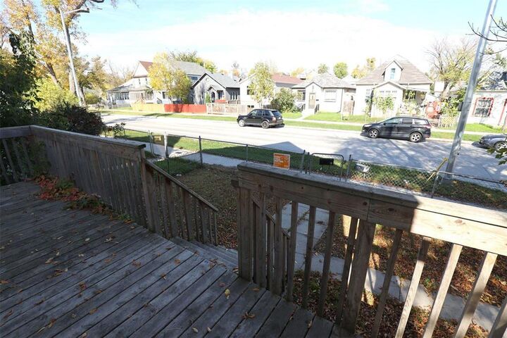 Property Photo:  302 Redwood Avenue  MB R2W 1S2 