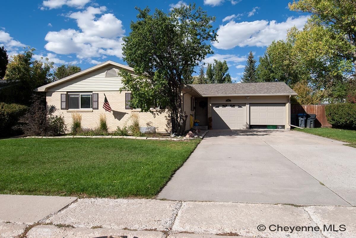 Property Photo: 922 Arapaho St WY 82009