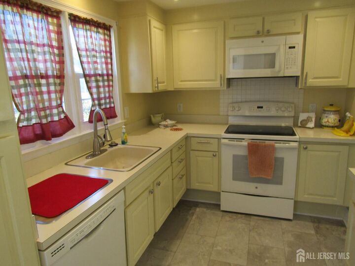 Property Photo:  72 Amherst Lane A  NJ 08831 