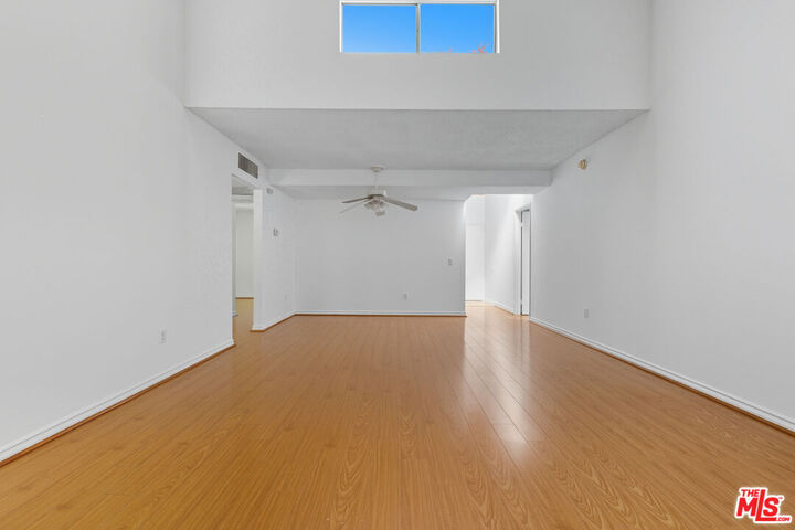 Property Photo: 18350 Hatteras St CA 91356