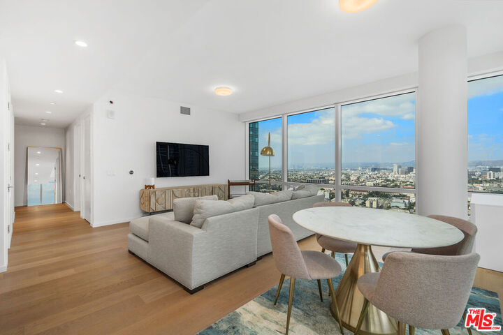Property Photo:  877 Francisco St  CA 90017 