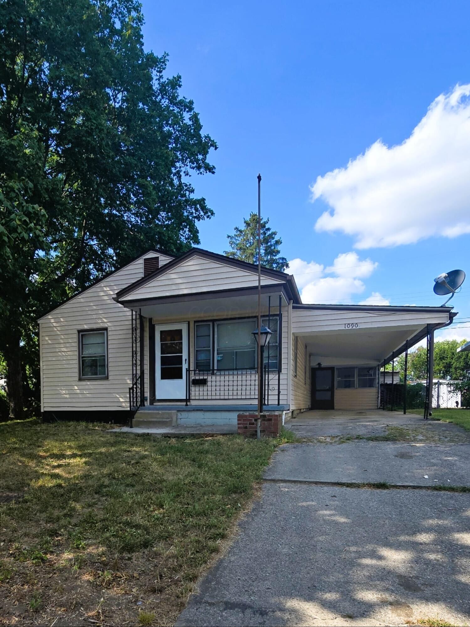 Property Photo: 1090 Pauline Avenue OH 43224