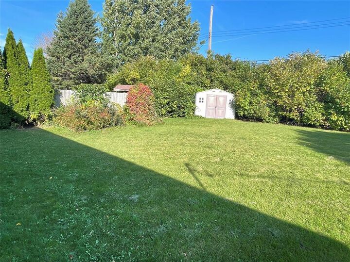 Property Photo:  120 Calvert Avenue East  MB R0K 0H0 