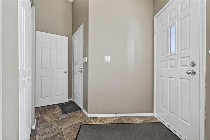 Property Photo:  215 Dawnville Drive  MB R3W 1L2 