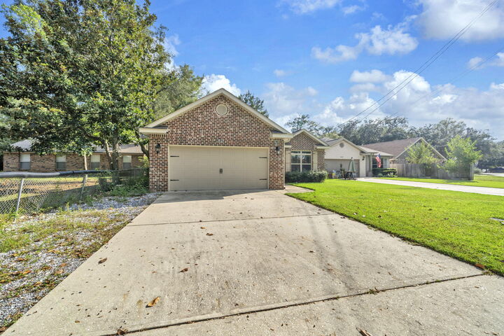 Property Photo: 817 Spencer Place FL 32578