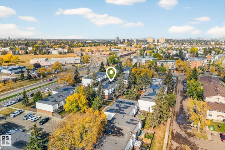 1 Garden Grove Grove NW H5  Edmonton AB T6J 2L3 photo