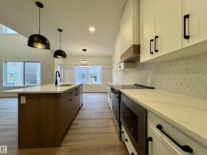 Property Photo:  3218 Dixon Way SW  AB T6W 5L3 