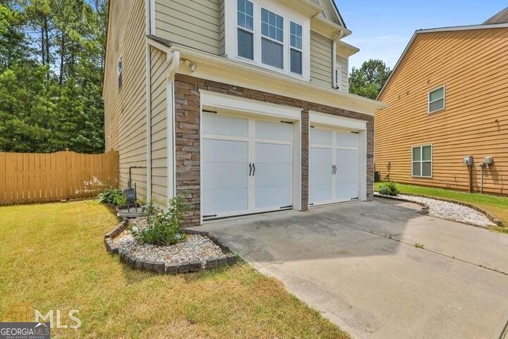 Property Photo: 6098 Allpoint Way GA 30213