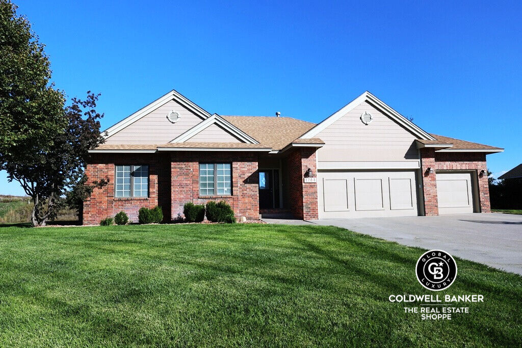 Property Photo:  1704 Grandview Drive E  KS 67846 