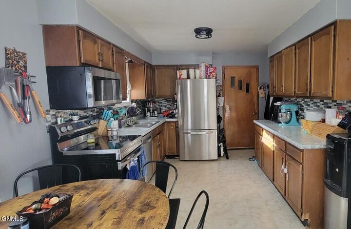 Property Photo:  418 3rd Avenue E  ND 58442 
