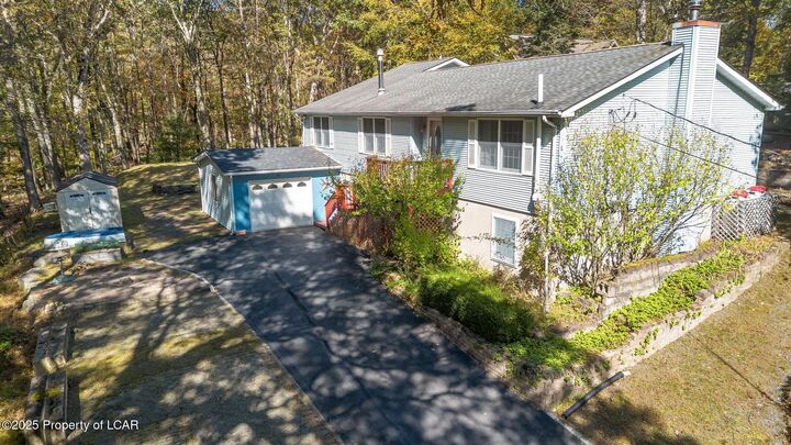 Property Photo: 124 Portage Lane PA 18428