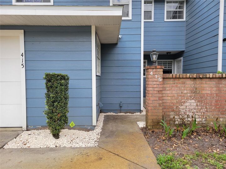 Property Photo: 415 NW 50th Boulevard 415 FL 32607