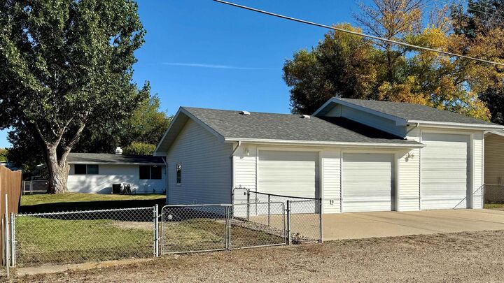 Property Photo: 2905 2nd Ave SW ND 58701