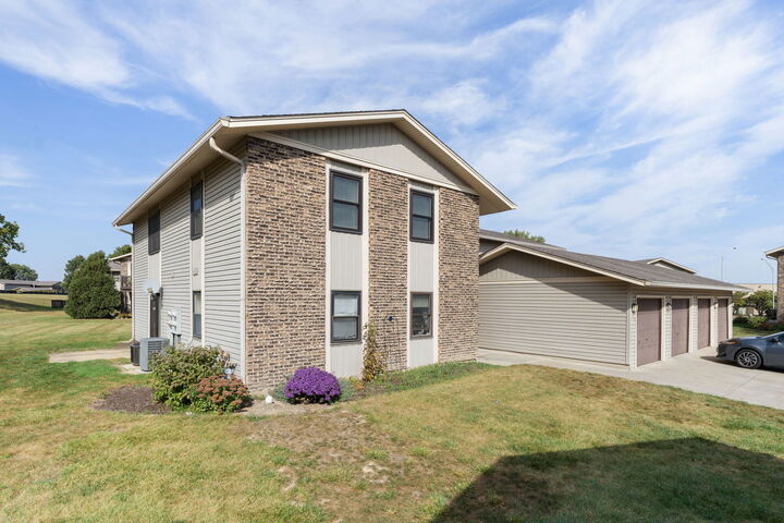 5815 Wilshire Court B  Hanover Park IL 60133 photo