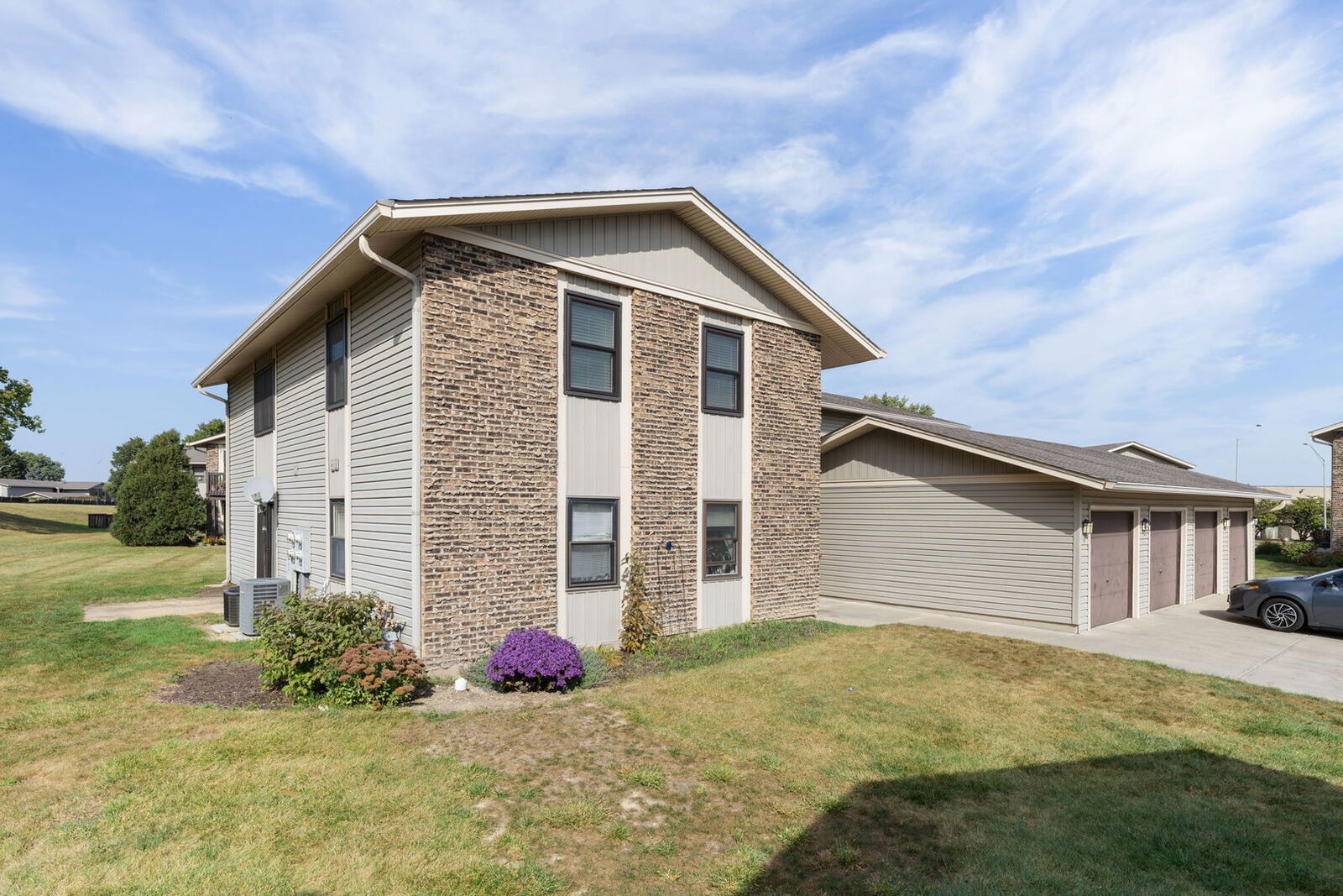 Property Photo:  5815 Wilshire Court B  IL 60133 