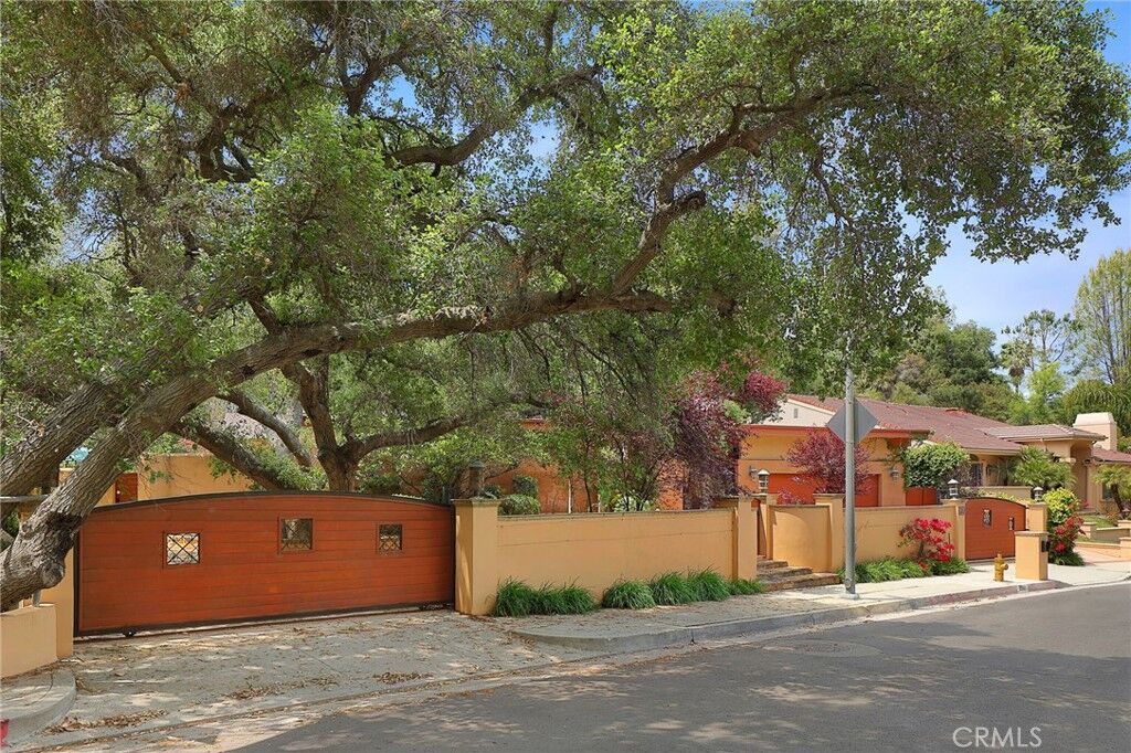Property Photo:  3951 Vanalden  CA 91356 