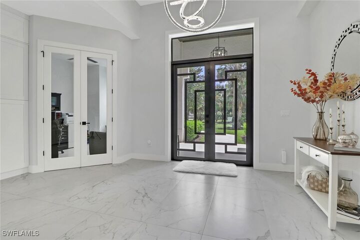Property Photo: 2419 6th Avenue SE FL 34117