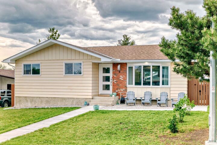 Property Photo: 9 Carolina Drive AB T4C 1C2