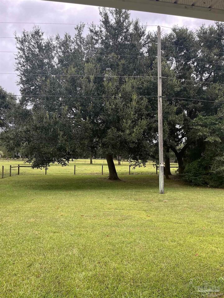 Property Photo:  4076 Berry Cir  FL 32571 