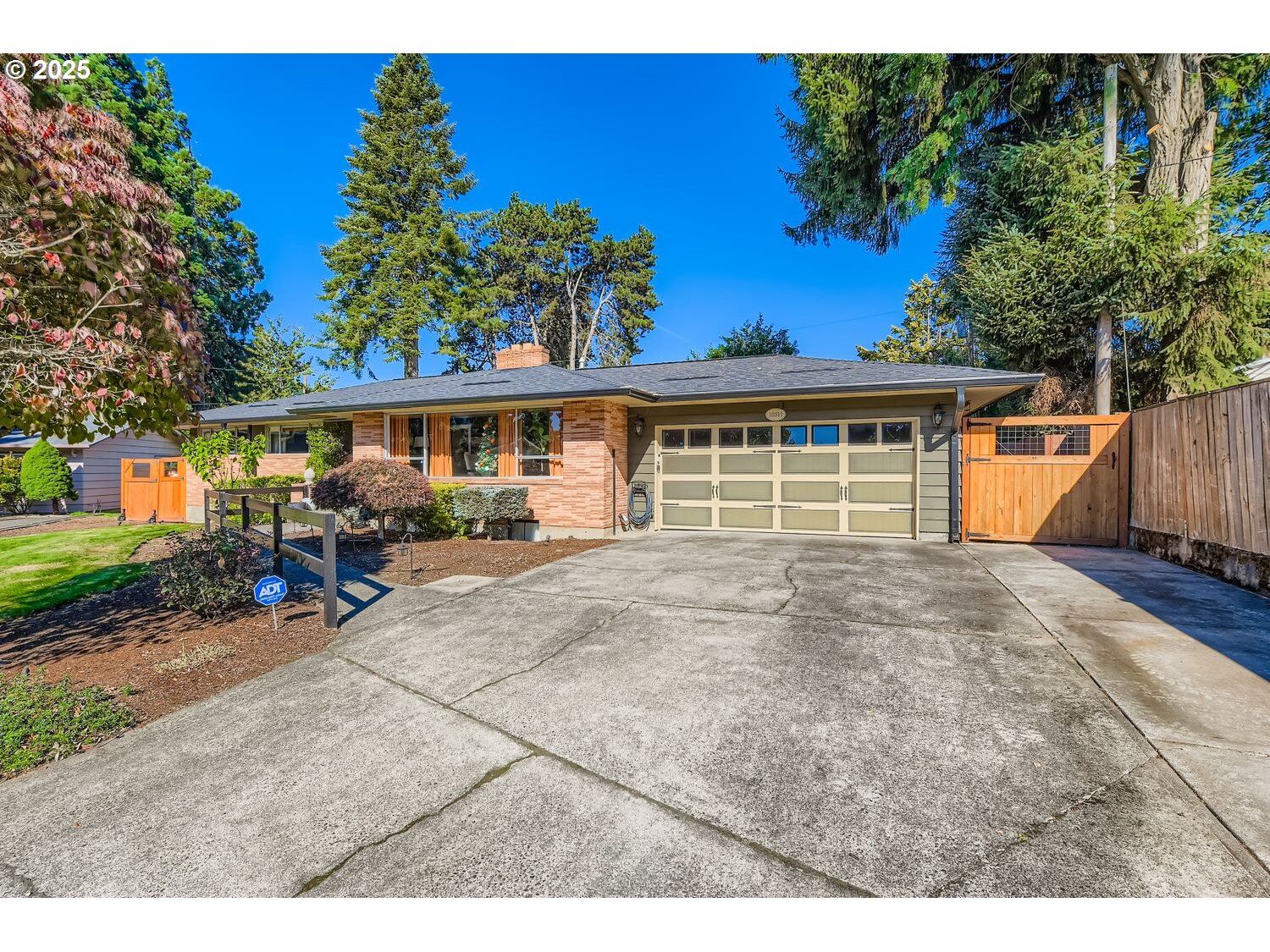 Property Photo:  10311 NE Russell Ct  OR 97220