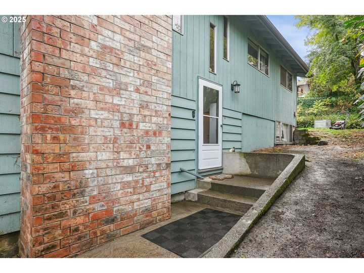 Property Photo:  1834 SW Miles St  OR 97219 