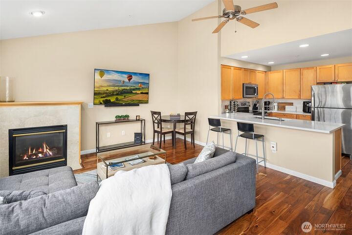 Property Photo:  7301  5th Avenue NE 403  WA 98115 