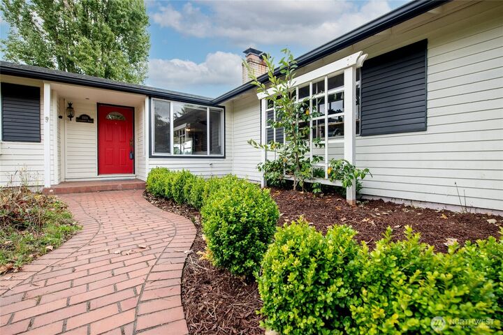 Property Photo:  1919  Clovercrest Street  WA 98022 