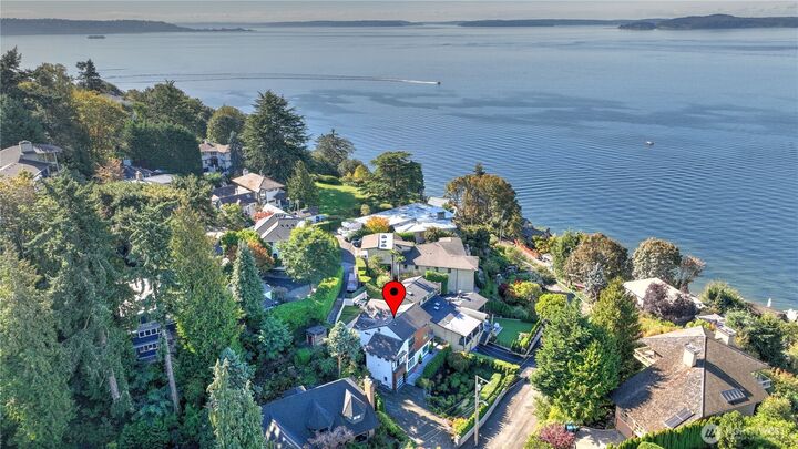 Property Photo:  4527 W Raye Street  WA 98199 