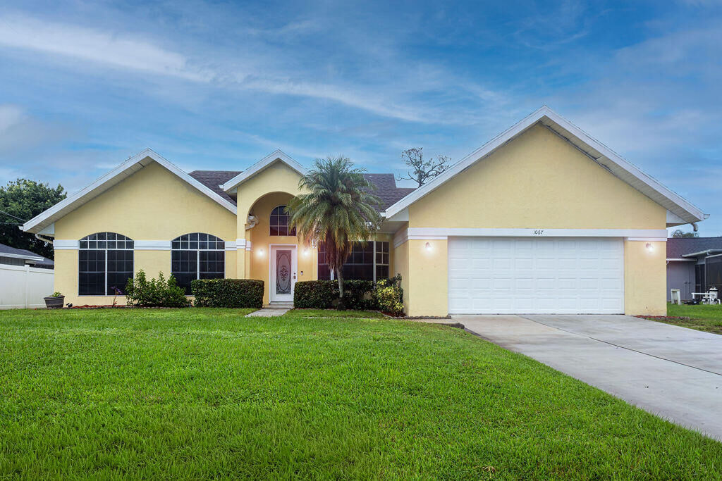 Property Photo:  1067 SE Floresta Drive E  FL 34983 