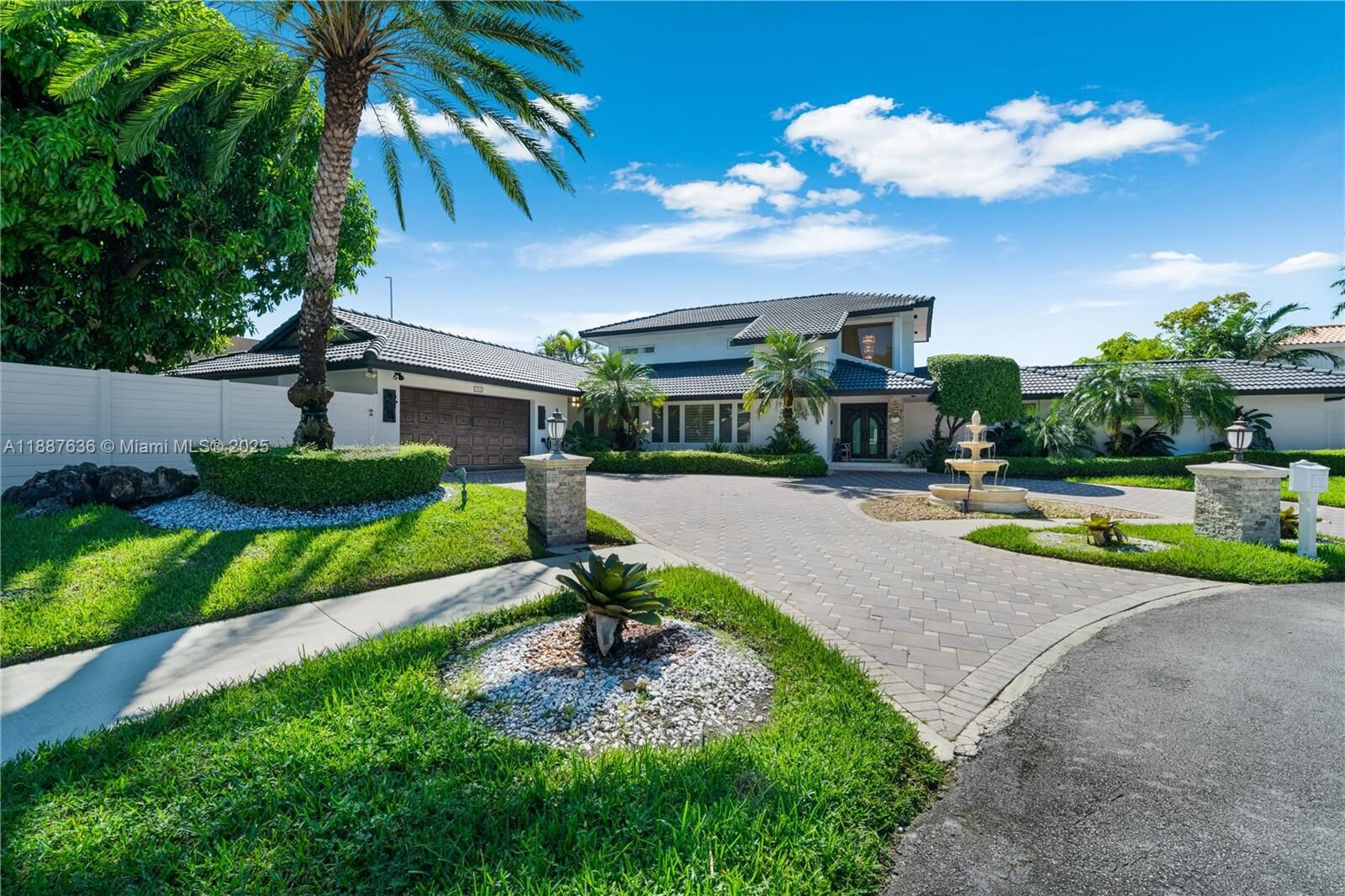 Property Photo: 11976 SW 92nd St FL 33186