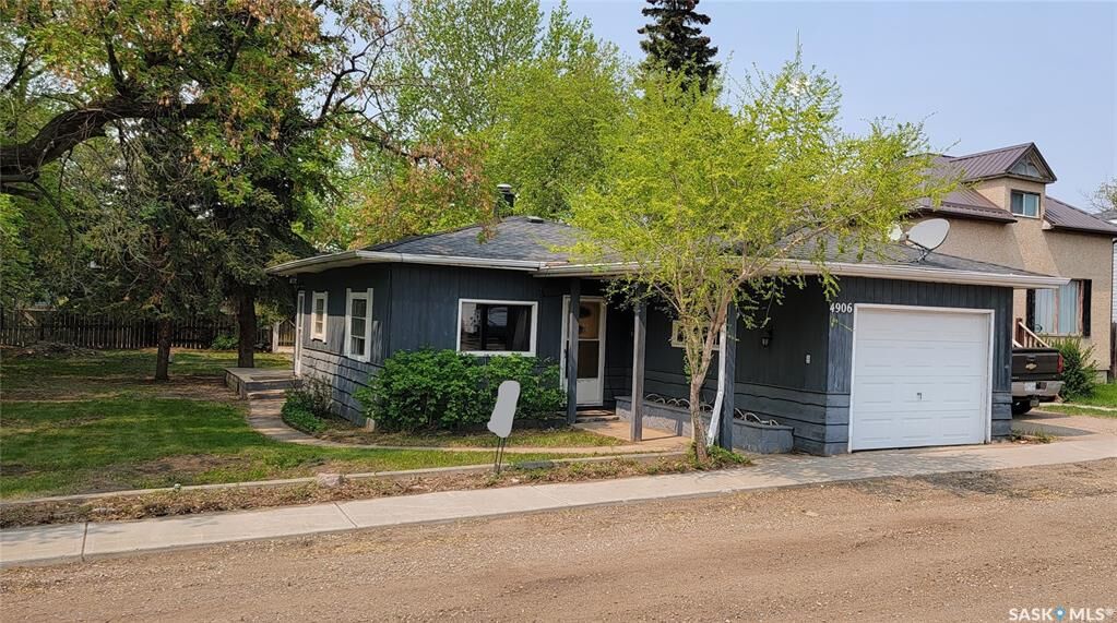 Property Photo: 4906 52nd Street SK S0L 2C0