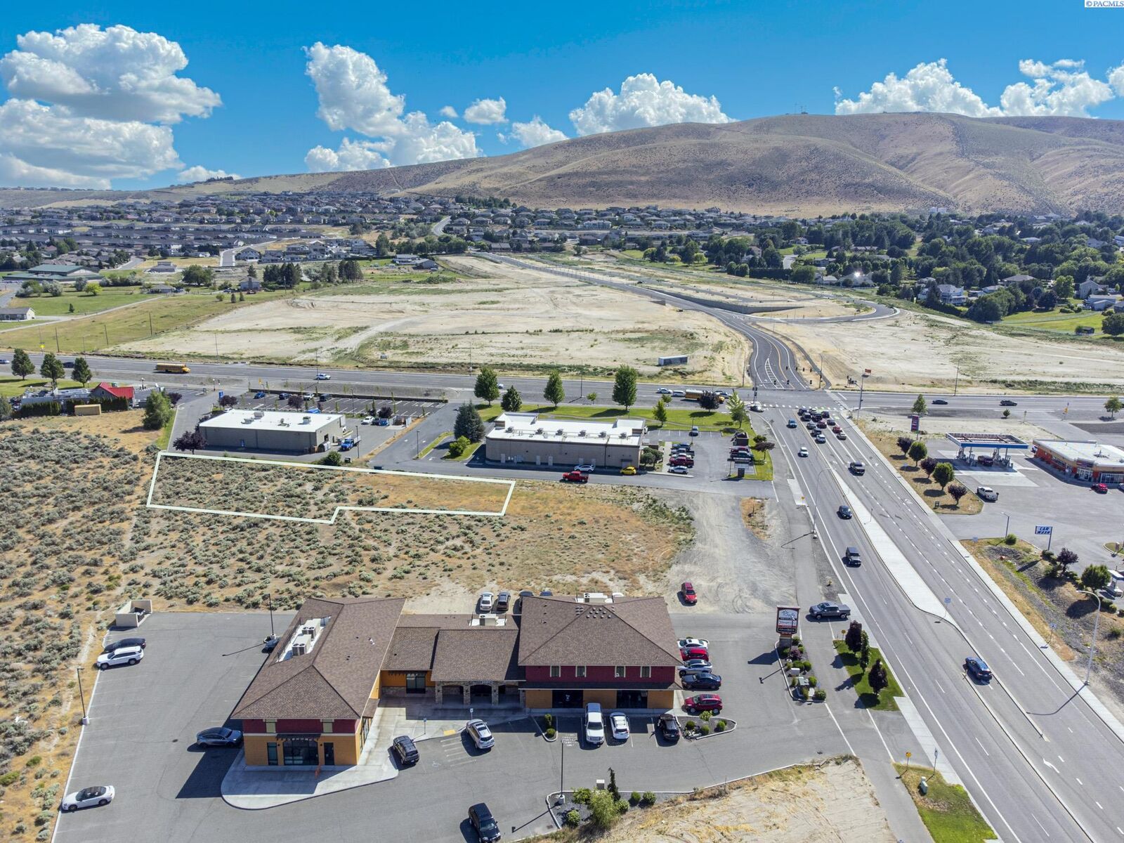 Property Photo:  1000 Nka Queensgate  WA 99352 